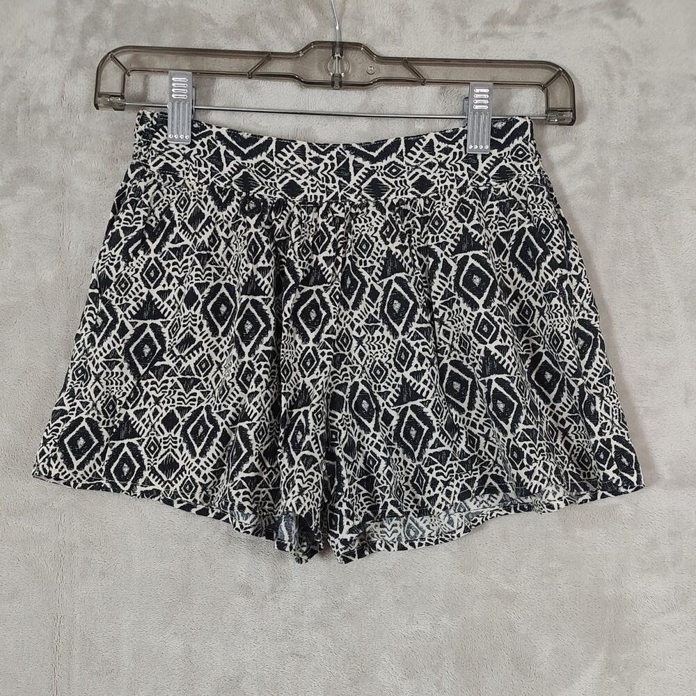 MUDD Juniors Size 7/8 Black and White Geometric Tribal Print Shorts Pockets UEC